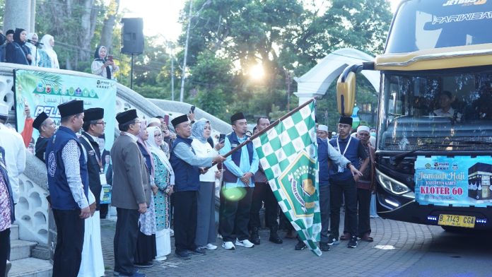 Pemberangkatan terakhir Calon Jemaah Haji Indonesia Kabupaten Garut Kloter 60 Musim Haji Tahun 1446 Hijriah/2025 Masehi dilaksanakan hari ini di Halaman Pendopo Garut, Jalan Kiansantang, Kecamatan Garut Kota. Kabupaten Garut, Sabtu (30/5/2025).