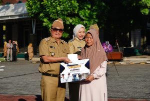 Apel Gabungan yang dirangkaikan dengan penyerahan simbolis Bantuan Rumah Tidak Layak Huni (Rutilahu), bertempat di Lapangan Sekretariat Daerah (Setda) Kabupaten Garut, Jalan Pembangunan, Kecamatan Tarogong Kidul, Senin (16/6/2025).