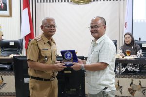 Sekda Garut, H Nurdin Yana, menyambut kedatangan mahasiswa Kuliah Kerja Nyata Tematik (KKNT) IPB tahun 2025. Pertemuan ini berlangsung di Ruang Rapat Setda, Jalan Pembangunan, Kecamatan Tarogong Kidul, Kabupaten Garut, Senin (23/6/2025).